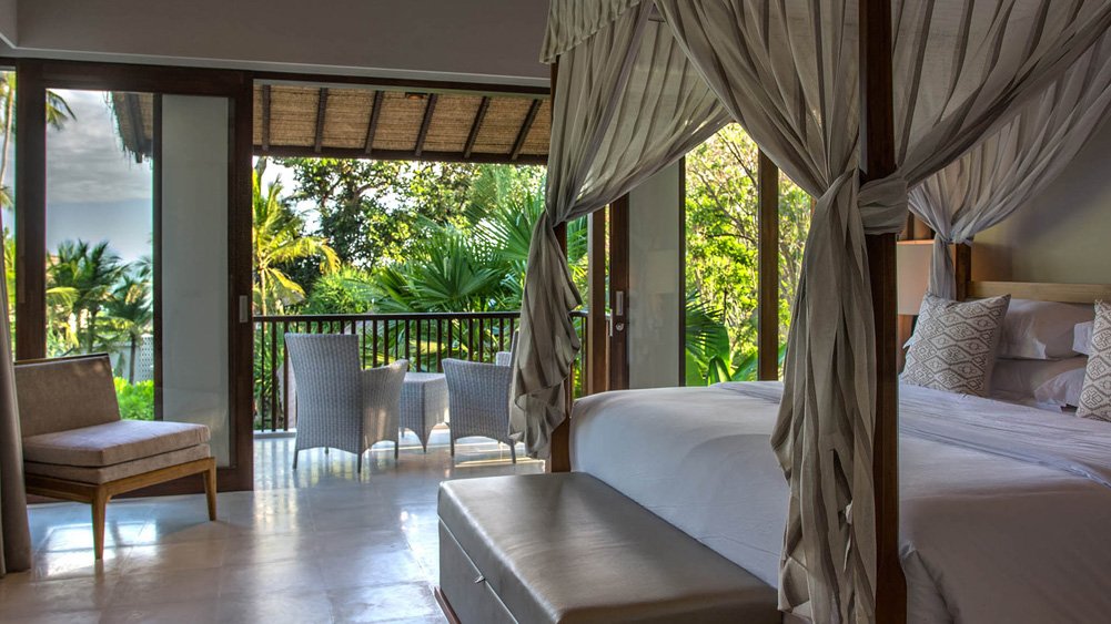 Seseh Beach Villa II - Master bedroom two and balcony